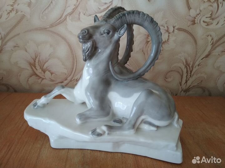 Старинные фарфоровые статуэтки