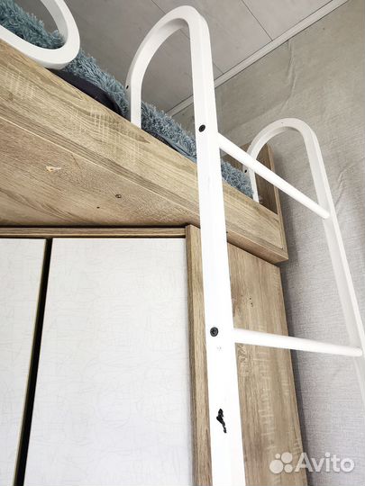 Кровать- чердак со встроенной мебелью