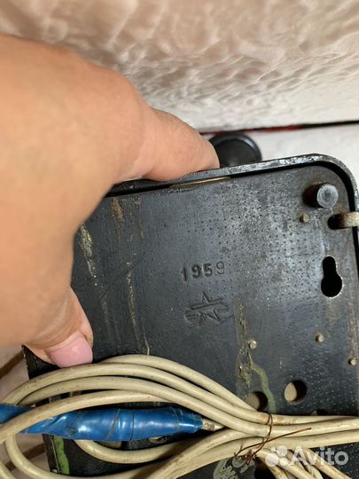 Старинный телефонный аппарат