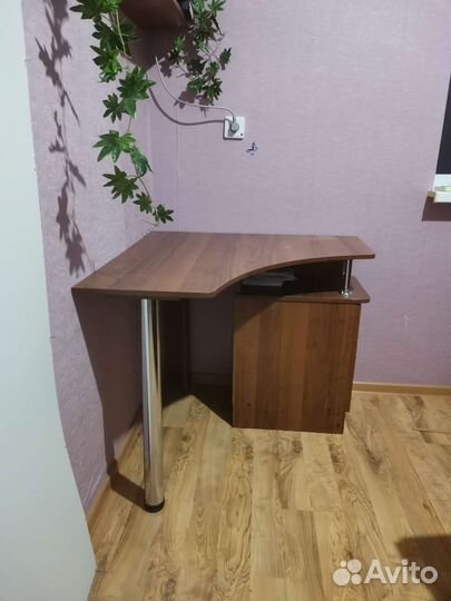 Угловой письменный стол