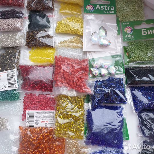 Бисер новый с контейнером