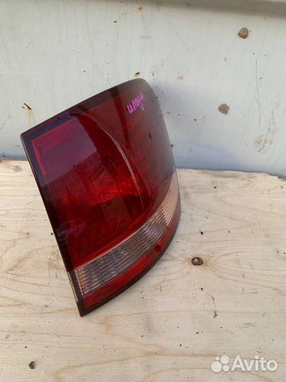 Задний правый фонарь Toyota Ipsum