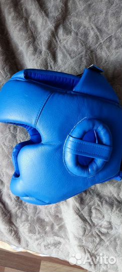 Детский шлем защитный и перчатки боксёрские