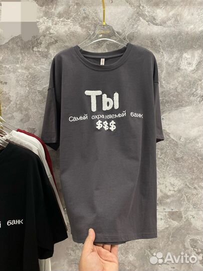 Футболка надписью 