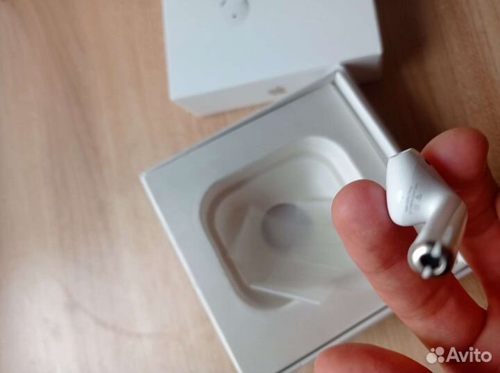 Кейс от airpods 2, левый и правый наушники