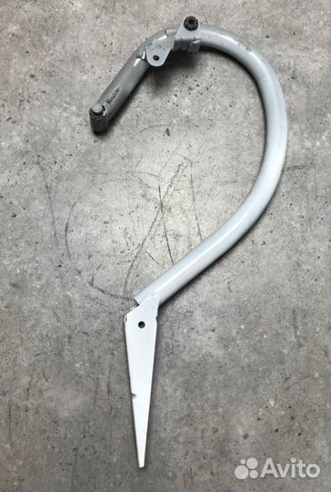 Крепление крышки багажника заднее правое