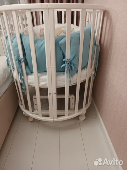 Детская кроватка с маятником белая