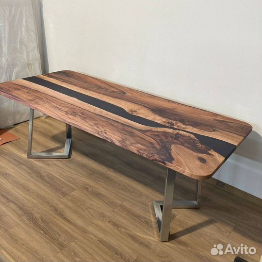 Обеденный стол 'Latter Acoustics'