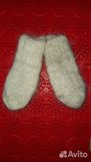 Зимние детские варежки и носки