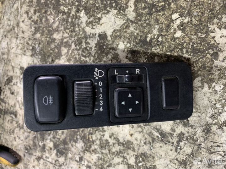 Блок кнопок Mitsubishi Carisma