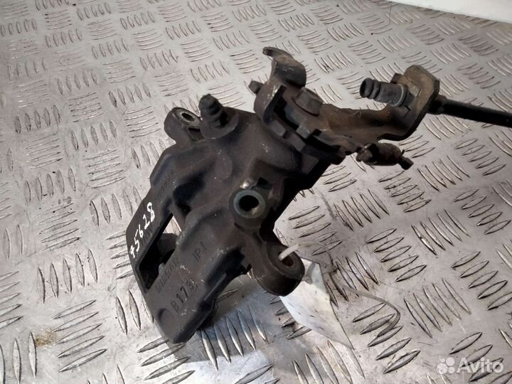 Задний левый суппорт Nissan Primera P11