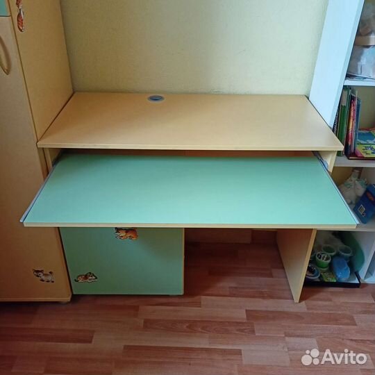 Компьютерный письменный стол для школьника