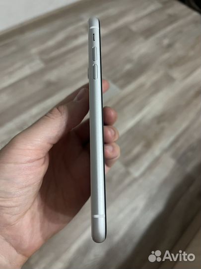 Телефон iPhone XR