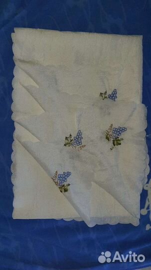 Два набора скатерти, салфетки, дорожки