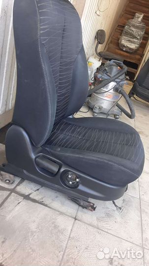 Передние сиденья mazda demio