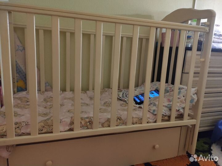 Детская кроватка с продольным маятником
