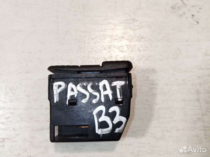 Кнопка люка Volkswagen Passat B3 1992