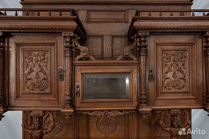 Высокий старинный буфет из массива. Неоренессанс