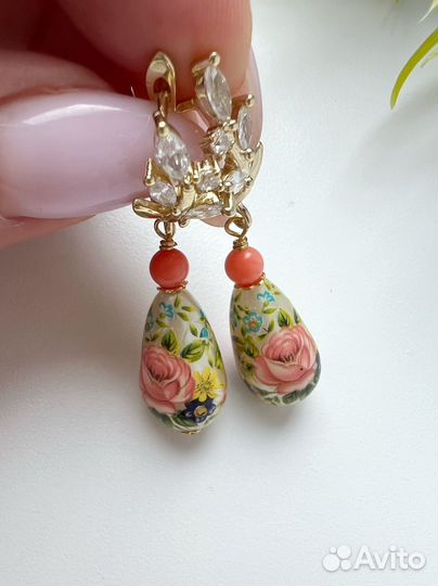 Серьги с японскими бусинами и кораллом в позолоте