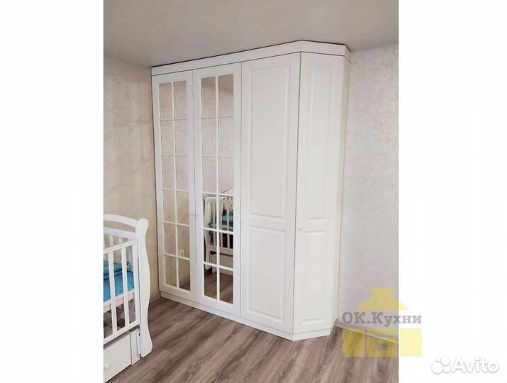 Книжный шкаф