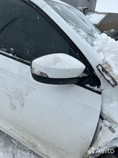 Правое зеркало Skoda Rapid