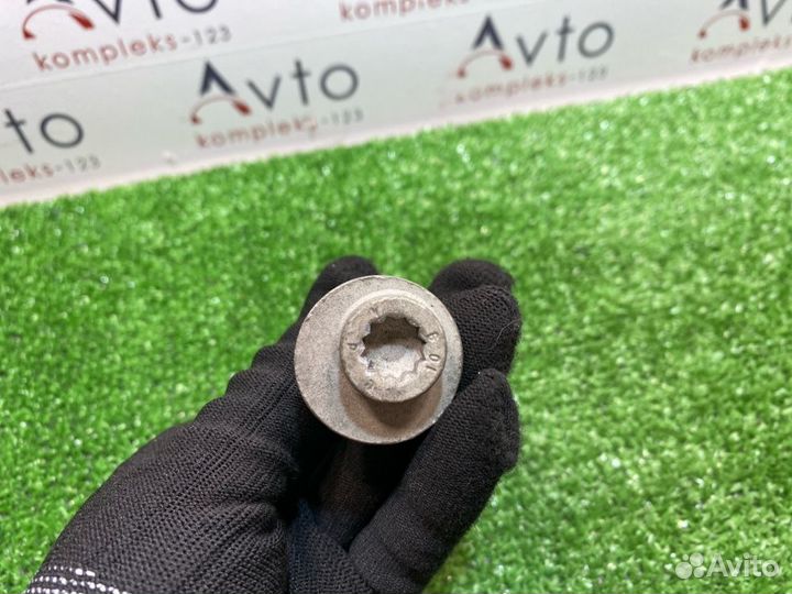 Болт развальный задний Mercedes-Benz E-Class W212