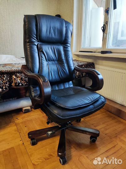 Кожаное кресло руководителя
