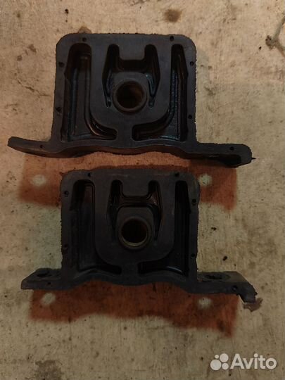 Крепление резонатора