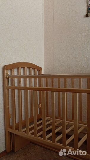 Детская кроватка с продольным маятником