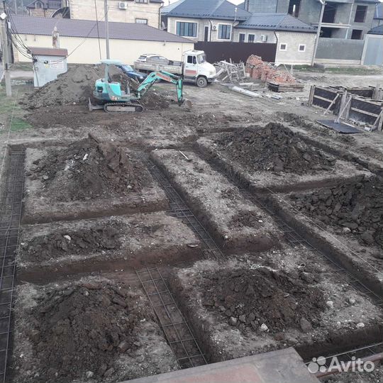 Копаем траншеи под фундамент
