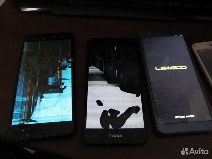 Планшеты с разбитым экраном и телефоны