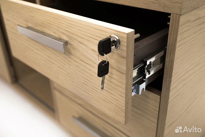 Стол для руководителя на опорной тумбе (опоры хром) Exe 101 106