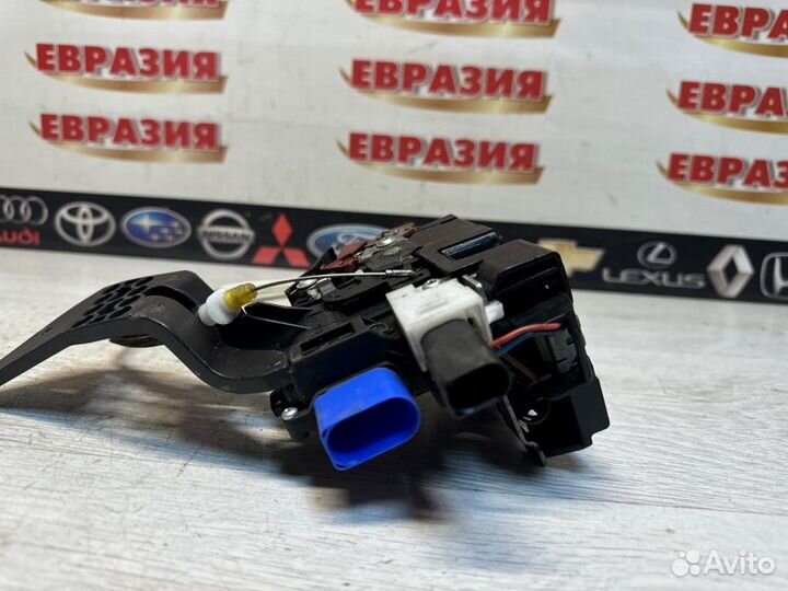 Замок двери задний правый Volkswagen Touareg 7L