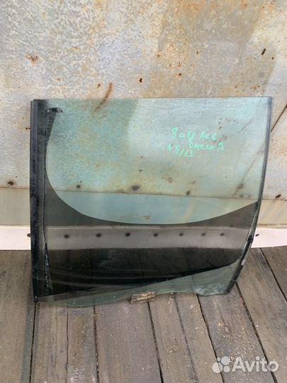 Стекло задние левое Omega A универсал