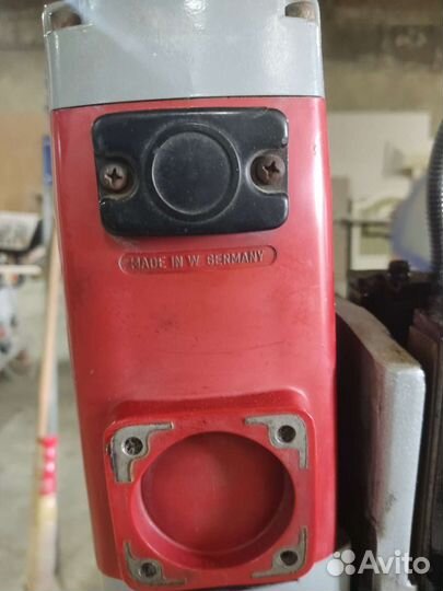 Дрель на станине с электромагнитным основанием