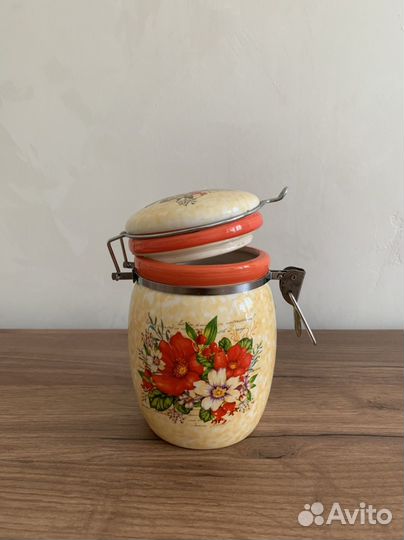 Банка с бугельным замком