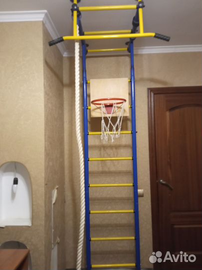 Шведская спортивная стенка с турником