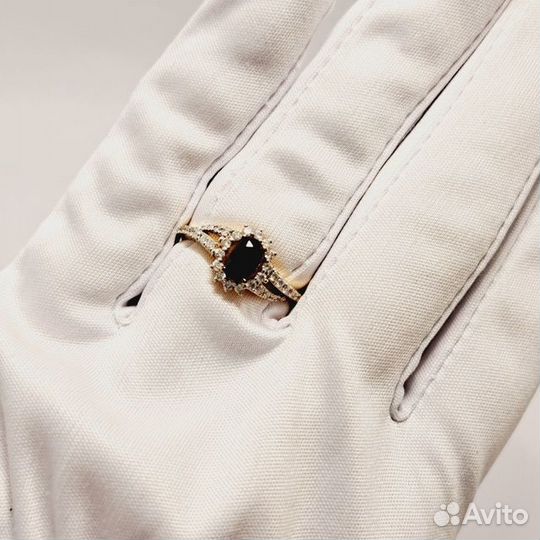 Кольцо с природным камнем Золото