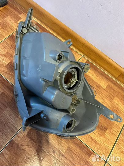 Фара правая на Toyota Vitz