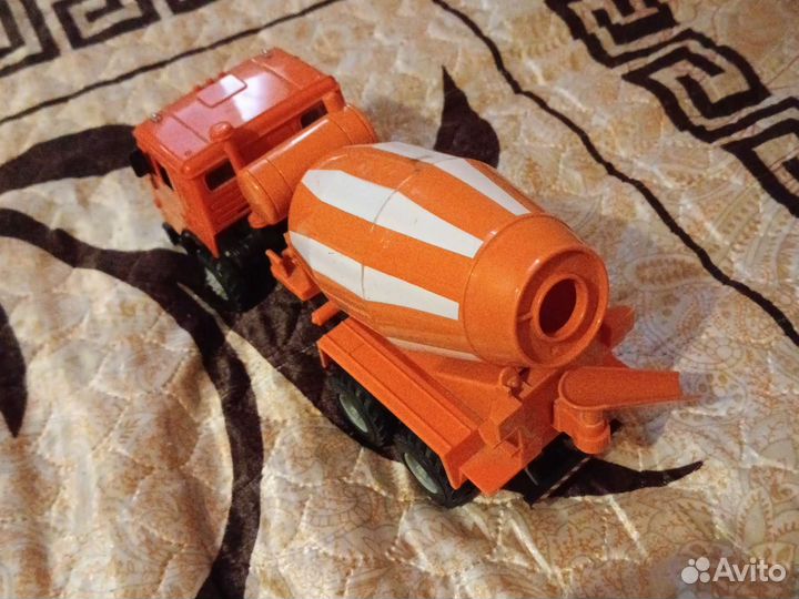 Игрушечный камаз бетономешалка