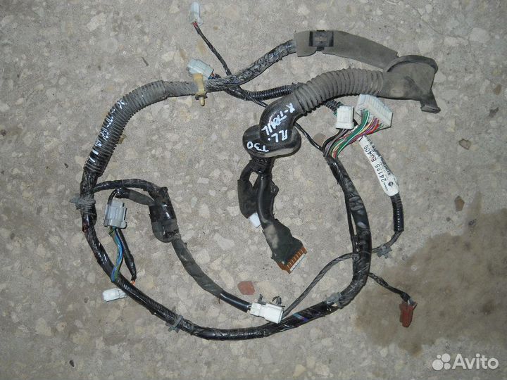 T30 Коса двери передняя левая Nissan