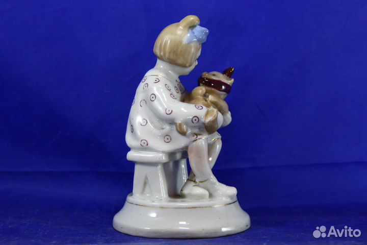 Фарфоровая статуэтка У мишки зубки болят Девочка с