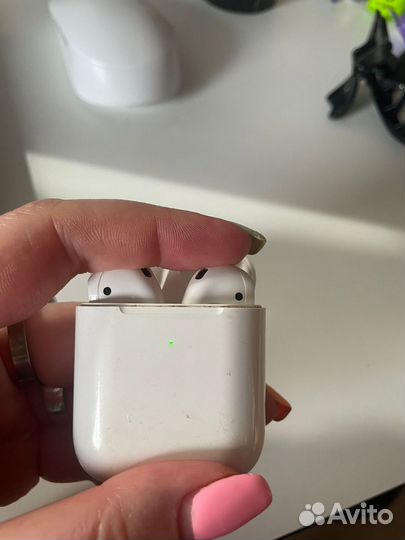 Беспроводные наушники Apple и Honor