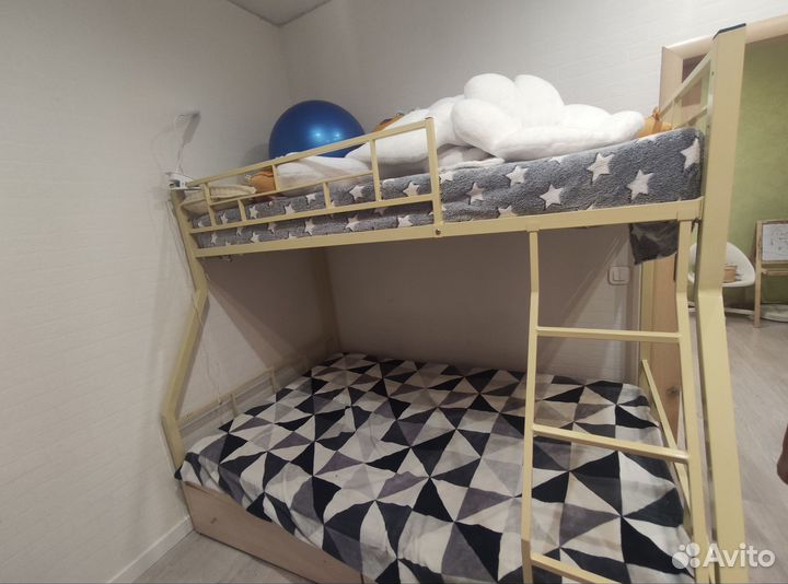 Двухъярусная кровать металлическая