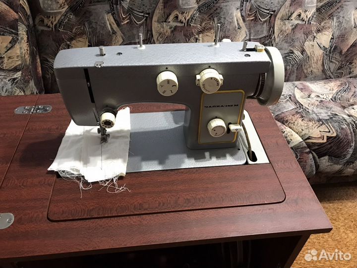 Швейная машина Чайка 142м