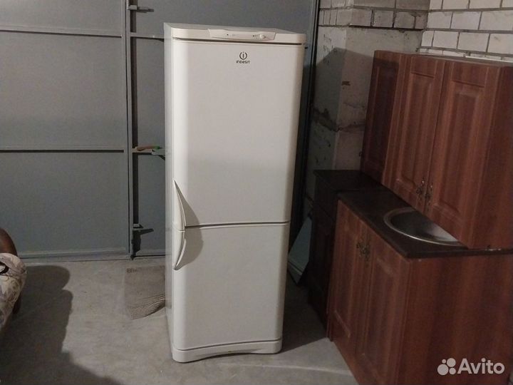 Холодильник 2 камеры Индезит. Рабочий