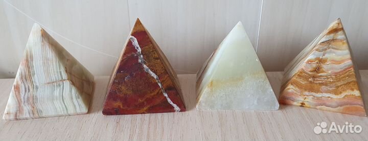 Пирамидки из оникса