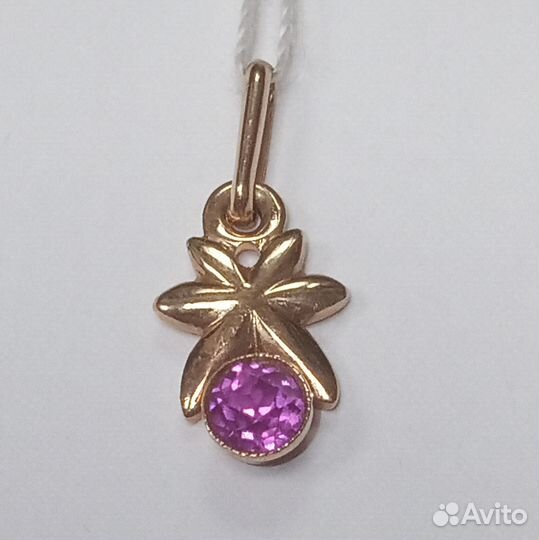 Золотая подвеска с корундом