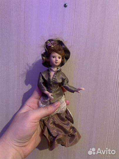 Кукла фарфоровая