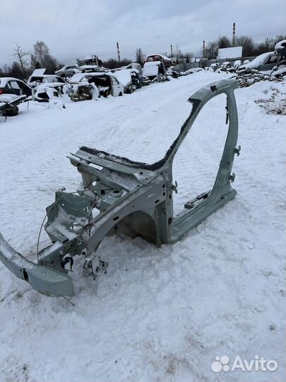 Передняя левая четверть Renault Logan 1